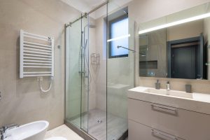Supprimer les remontées d’odeur d’une douche italienne