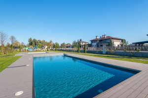 Couvercle pour un puits de décompression de piscine