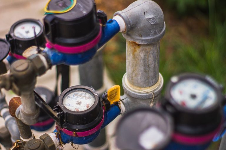 Compteur d’eau extérieur rempli d’eau