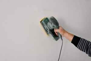 Poncer après une sous-couche de peinture