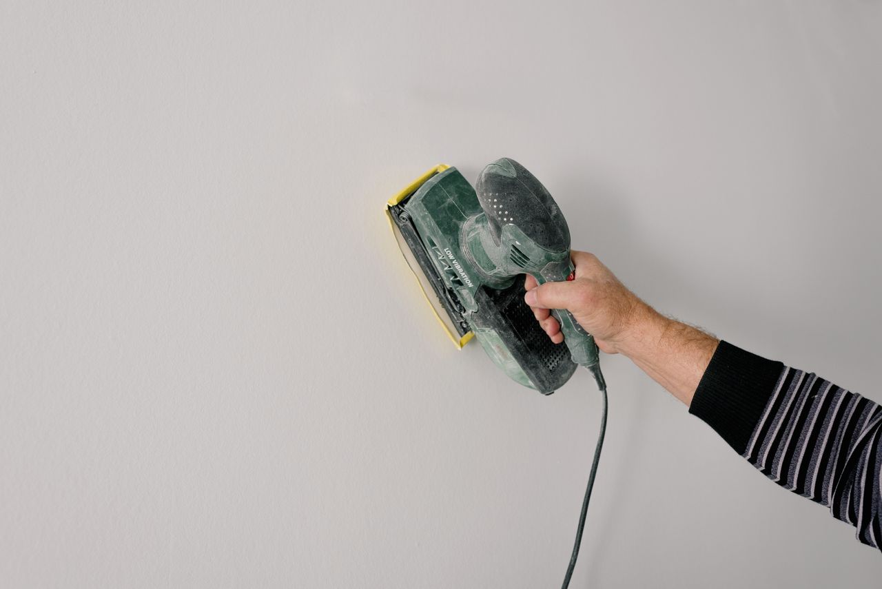 Poncer après une sous-couche de peinture